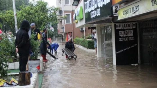 Kocaeli'de 1 saatlik sağanak yağış iş yerlerini sular altında bıraktı