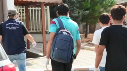 Kocaeli'de 14 düzensiz göçmen yakalandı: 2 gözaltı!