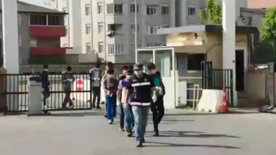 Kocaeli'de 14 düzensiz göçmen yakalandı: 2 gözaltı!