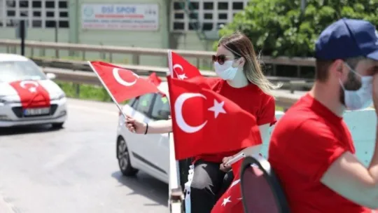 Kocaeli'de 19 Mayıs coşkusu balkonlarda yaşandı!