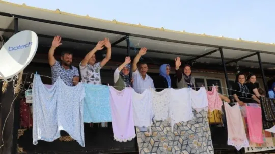 Kocaeli'de 19 Mayıs coşkusu balkonlarda yaşandı!