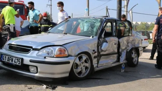 Kocaeli'de 2 otomobil çarpıştı: 3 yaralı
