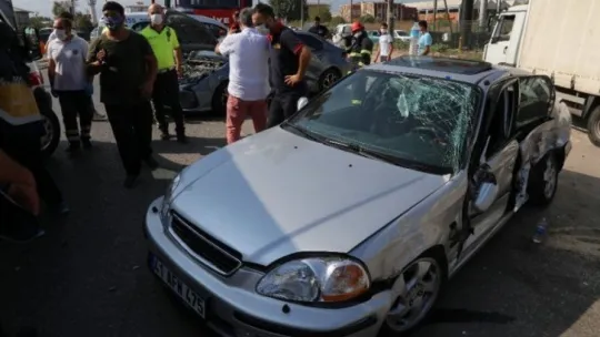 Kocaeli'de 2 otomobil çarpıştı: 3 yaralı