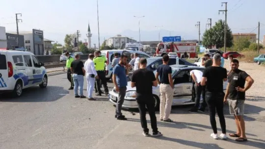 Kocaeli'de 2 otomobil çarpıştı: 3 yaralı