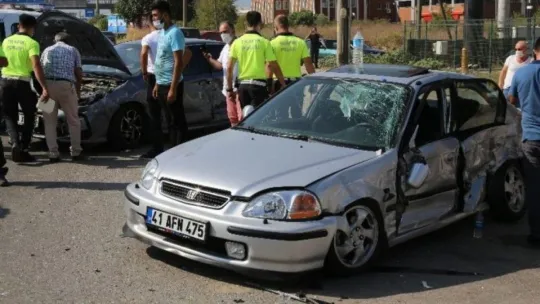 Kocaeli'de 2 otomobil çarpıştı: 3 yaralı