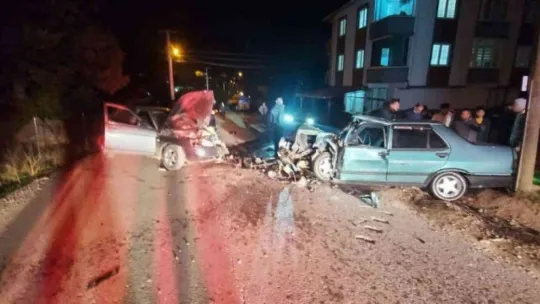 Kocaeli'de 2 otomobil çarpıştı: 2 yaralı!