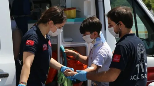 Kocaeli'de 2 otomobil kafa kafaya çarpıştı