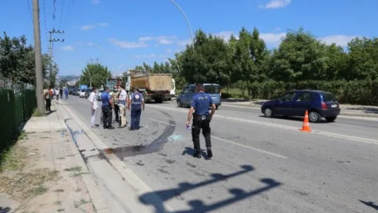 Kocaeli'de 2 otomobil kafa kafaya çarpıştı