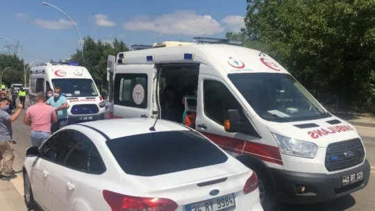 Kocaeli'de 2 otomobil kafa kafaya çarpıştı