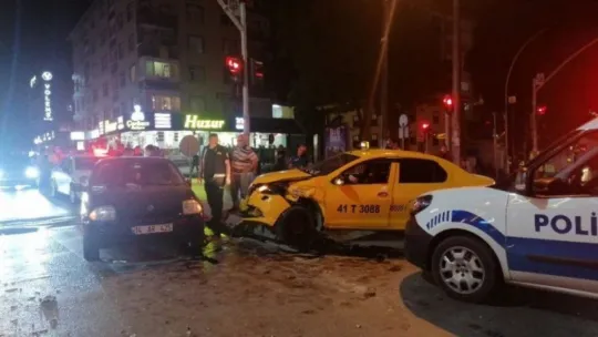 Kocaeli'de 4 araç birbirine girdi!