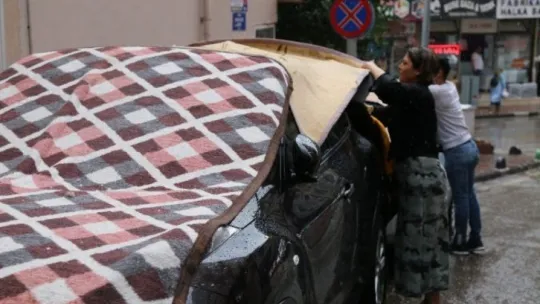 Kocaeli'de 5 dakika yağan dolu vatandaşlara zor anlar yaşattı