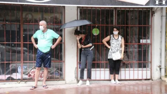 Kocaeli'de 5 dakika yağan dolu vatandaşlara zor anlar yaşattı