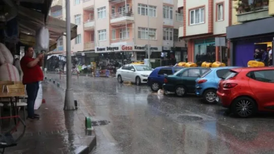 Kocaeli'de 5 dakika yağan dolu vatandaşlara zor anlar yaşattı