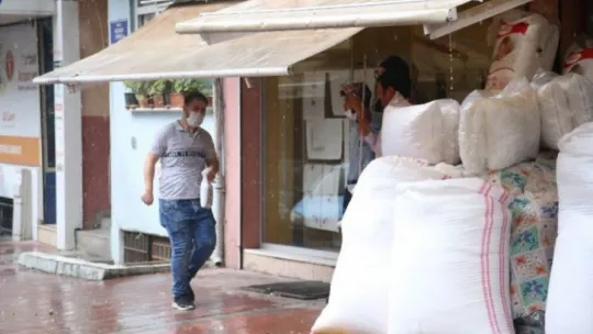 Kocaeli'de 5 dakika yağan dolu vatandaşlara zor anlar yaşattı