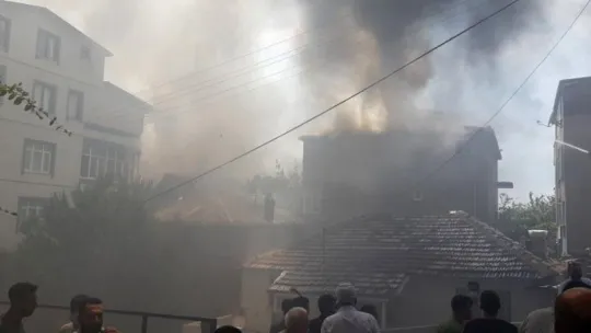 Kocaeli'de aynı sokaktaki 4 bina alevlere teslim oldu