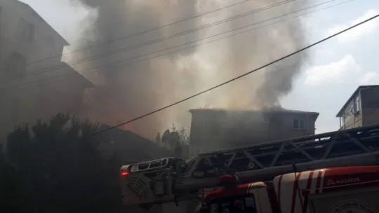 Kocaeli'de aynı sokaktaki 4 bina alevlere teslim oldu