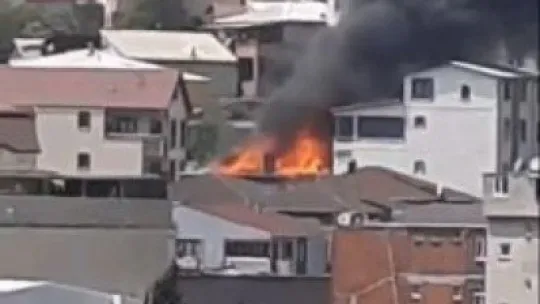 Kocaeli'de aynı sokaktaki 4 bina alevlere teslim oldu