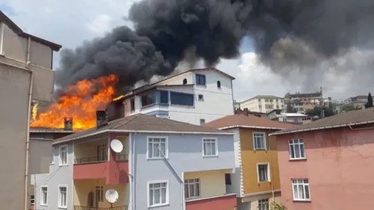 Kocaeli'de aynı sokaktaki 4 bina alevlere teslim oldu