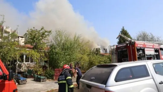 Kocaeli'de bitişik vaziyetteki 4 ev alevlere teslim oldu!