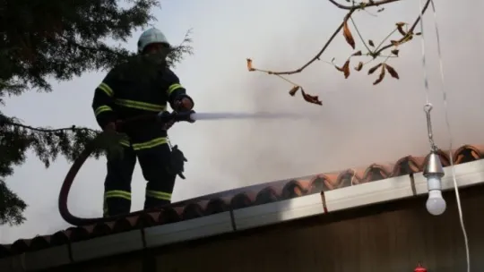 Kocaeli'de bitişik vaziyetteki 4 ev alevlere teslim oldu!