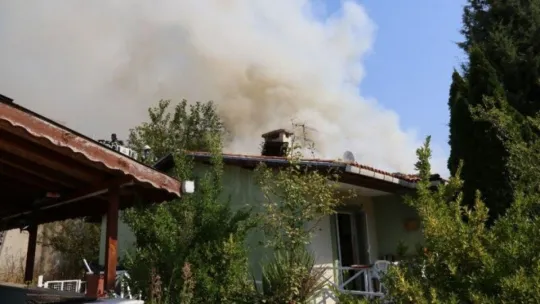 Kocaeli'de bitişik vaziyetteki 4 ev alevlere teslim oldu!