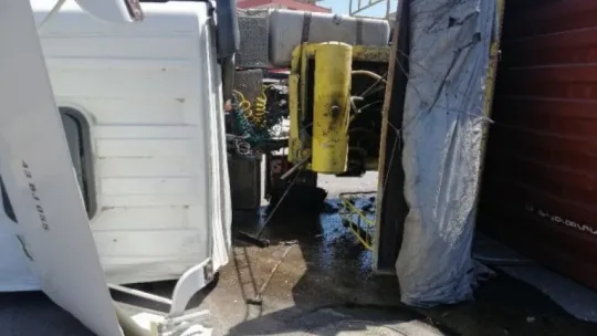 Kocaeli'de bor madeni yüklü tırın devrilme anı kamerada
