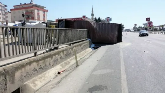 Kocaeli'de bor madeni yüklü tırın devrilme anı kamerada