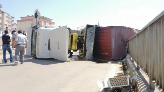 Kocaeli'de bor madeni yüklü tırın devrilme anı kamerada