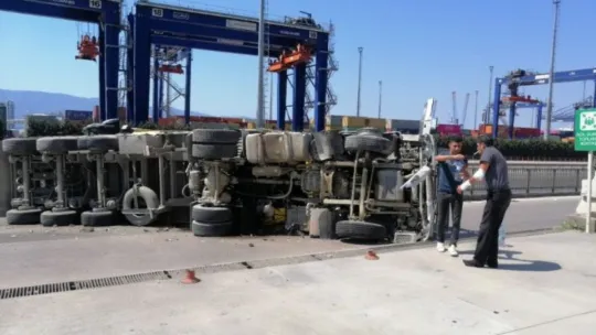 Kocaeli'de bor madeni yüklü tırın devrilme anı kamerada