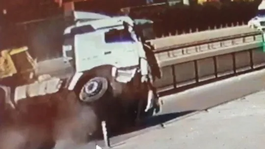 Kocaeli'de bor madeni yüklü tırın devrilme anı kamerada