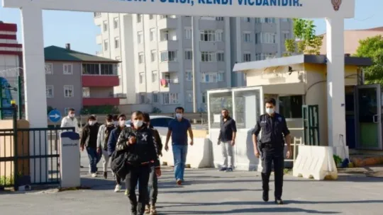 Kocaeli'de durdurulan otobüste 7 düzensiz göçmen yakalandı