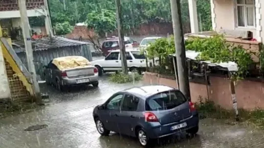 Kocaeli'de etkili olan dolu yağışı araçların üzerine halı serdirdi