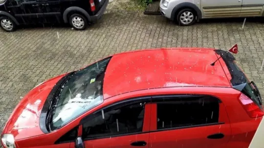 Kocaeli'de etkili olan dolu yağışı araçların üzerine halı serdirdi