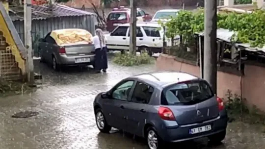 Kocaeli'de etkili olan dolu yağışı araçların üzerine halı serdirdi