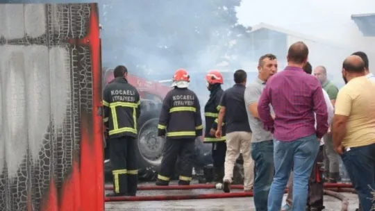 Kocaeli'de geri dönüşüm tesisinde yangın!