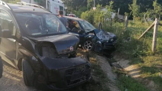 Kocaeli'de hafif ticari araç ile otomobil çarpıştı: 8 yaralı!