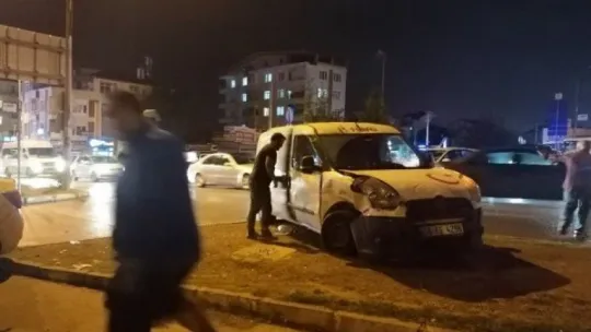 Kocaeli'de hafif ticari araç ile taksi çarpıştı: 2 yaralı!
