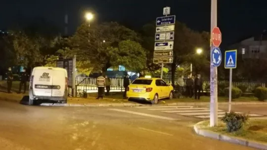 Kocaeli'de hafif ticari araç ile taksi çarpıştı: 2 yaralı!