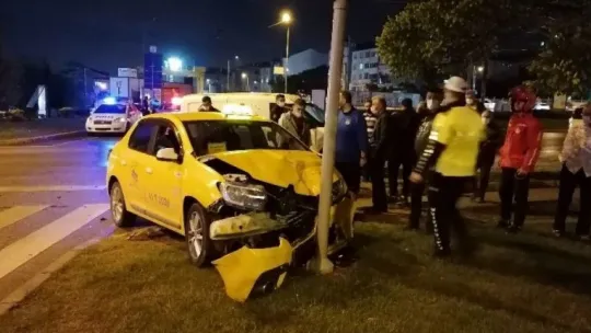 Kocaeli'de hafif ticari araç ile taksi çarpıştı: 2 yaralı!