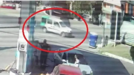 Kocaeli'de hafif ticari araç park halindeki tırın arkasına saplandı: 1 ölü