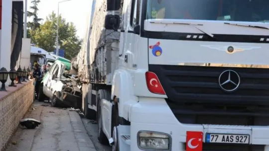 Kocaeli'de hafif ticari araç park halindeki tırın arkasına saplandı: 1 ölü