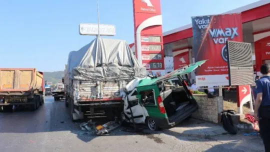 Kocaeli'de hafif ticari araç park halindeki tırın arkasına saplandı: 1 ölü