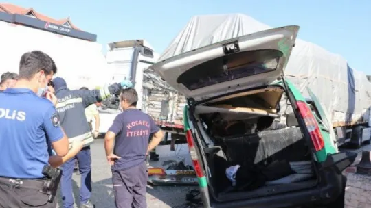 Kocaeli'de hafif ticari araç park halindeki tırın arkasına saplandı: 1 ölü