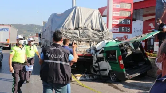 Kocaeli'de hafif ticari araç park halindeki tırın arkasına saplandı: 1 ölü