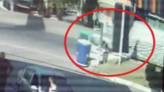 Kocaeli'de hafif ticari araç park halindeki tırın arkasına saplandı: 1 ölü