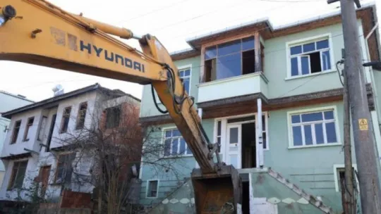 Kocaeli'de hasarlı binaların yıkım çalışması sürüyor