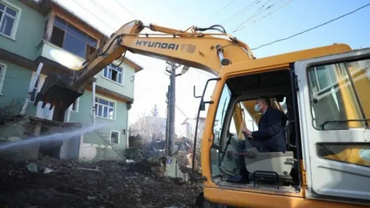 Kocaeli'de hasarlı binaların yıkım çalışması sürüyor