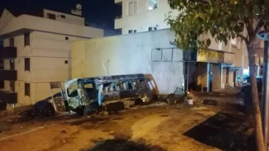 Kocaeli'de hurda araçlar alevlere teslim oldu!