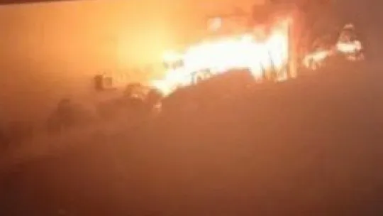 Kocaeli'de hurda araçlar alevlere teslim oldu!