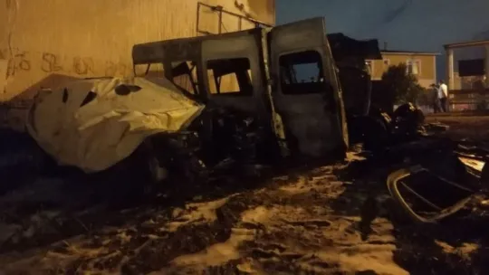Kocaeli'de hurda araçlar alevlere teslim oldu!